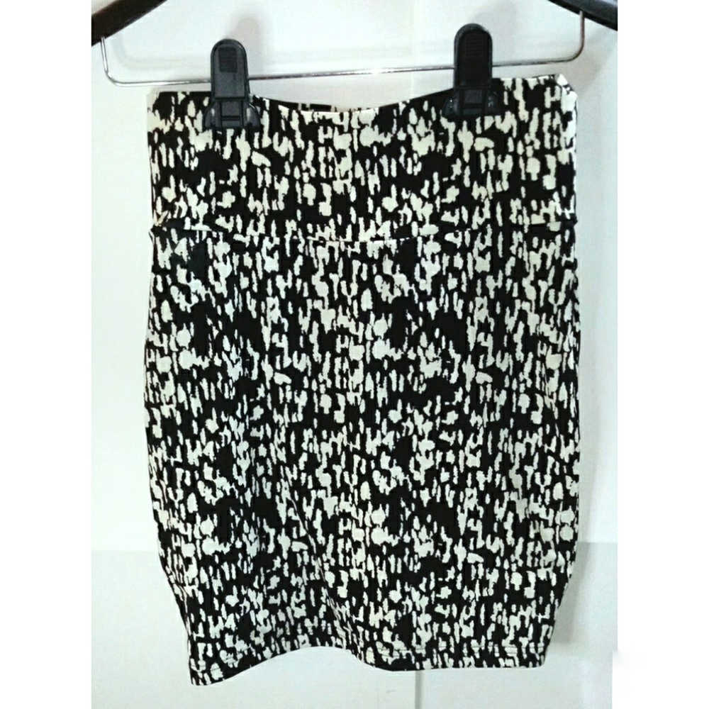 Forever 21 Black & White Mini Skirt